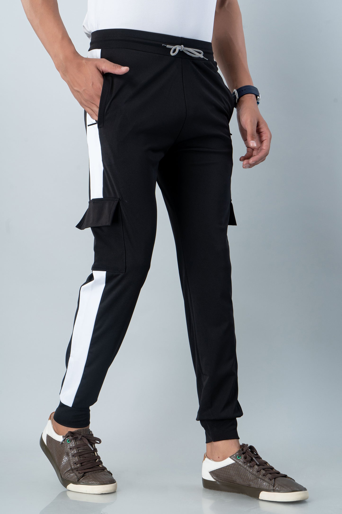 Men Relaxed Mid-Rise Regular Fit Cotton 4-Pocket Lycra Jogger