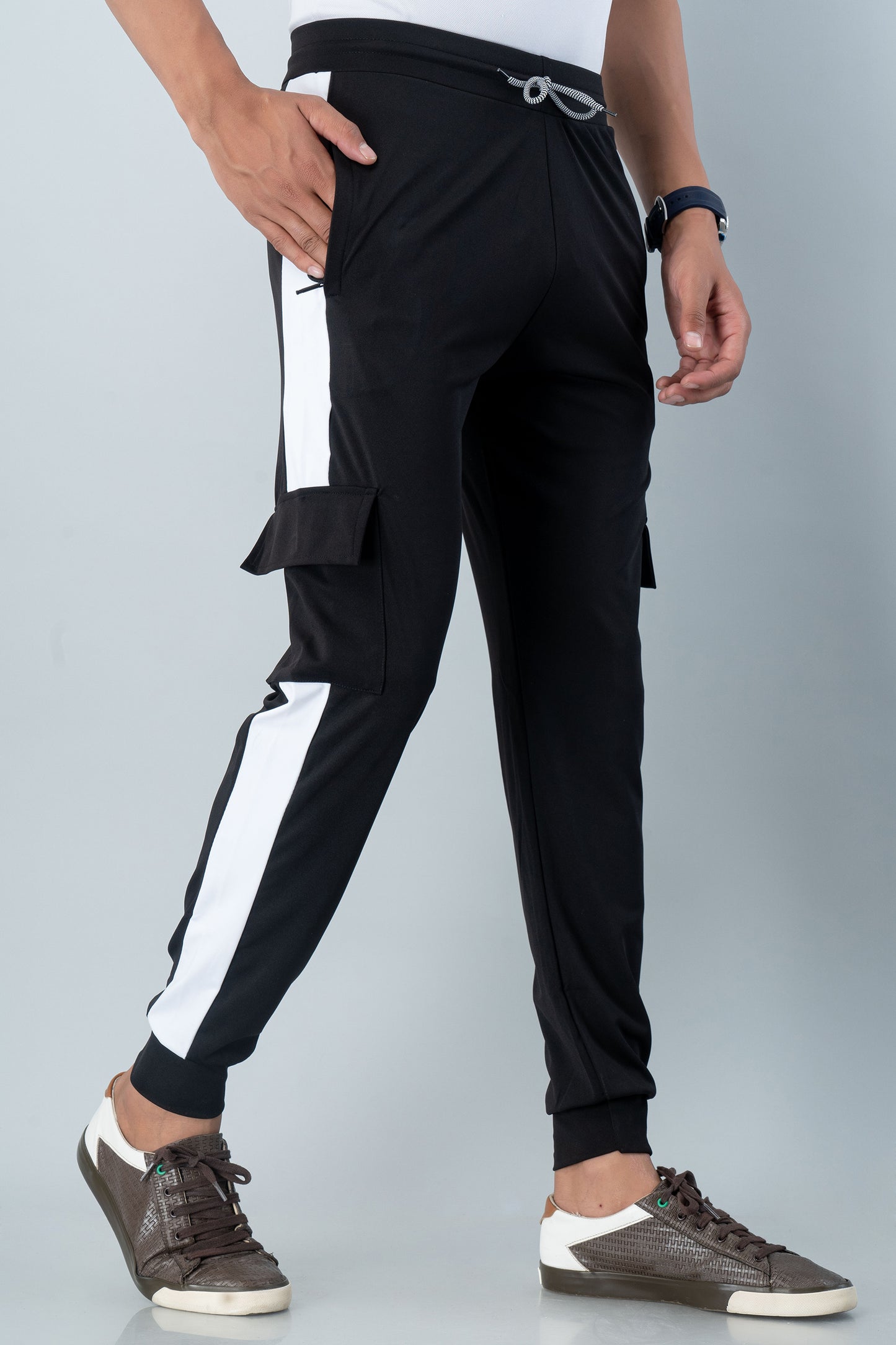 Men Relaxed Mid-Rise Regular Fit Cotton 4-Pocket Lycra Jogger