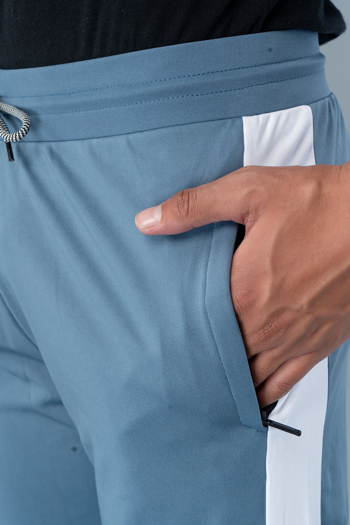 Men Relaxed Mid-Rise Regular Fit Cotton 4-Pocket Lycra Jogger